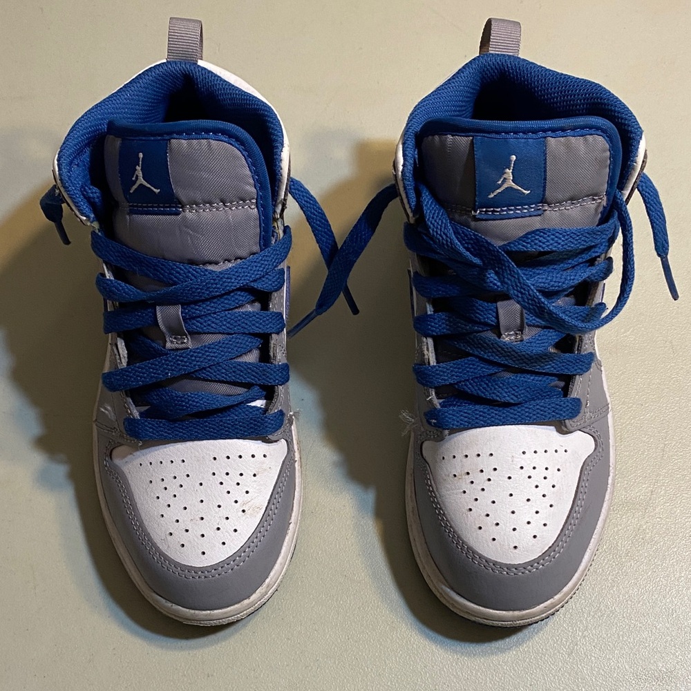 Jordan Kids Mid/High-Top Sneakers in Gray, White & Blue